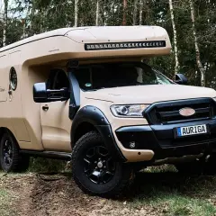 Beżowy kamper Auriga Explorer na bazie Forda Rangera. Czy do Niemiec można wjechać dieslem? Ten pojazd z pewnością da radę!