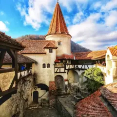 Zamek Bran, znany jako "Zamek Draculi", to jedna z głównych atrakcji w Rumunii. Jego średniowieczna architektura i tajemnicza historia przyciągają turystów.