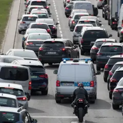 Korki na drodze ekspresowej. Policja pilnuje porządku, czy można cofać na drodze ekspresowej? Kierowcy stoją w długim sznurze aut.