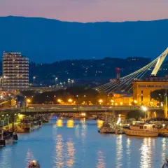 Wieczorna panorama Pescary z portem, mostami i nowoczesnymi budynkami. Czy warto odwiedzić to miasto?