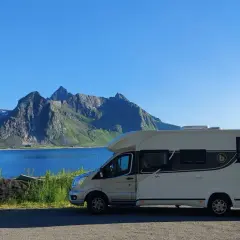 Kamper na tle norweskich fiordów i gór. Czy do Norwegii trzeba mieć paszport? Tak, jeśli nie jesteś obywatelem UE/Schengen.
