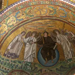 Złote, bizantyjskie mozaiki z Rawenny: Chrystus w centrum, otoczony przez aniołów i świętych, symbolizujący wieczność.