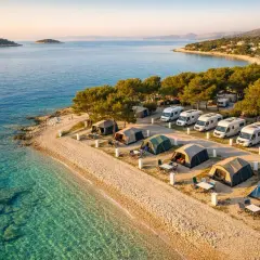 Kemping nad krystalicznie czystym morzem, kamienista plaża, namioty i kampery. Idealne miejsce na wakacje na wybrzeżu Chorwacji.
