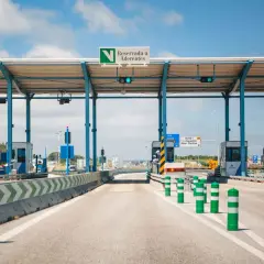 Brama poboru opłat na portugalskich autostradach. Zielone światła wskazują wolną drogę.