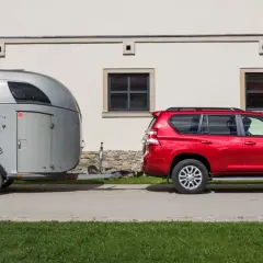 Czerwony SUV holuje przyczepę z koniem. B+E co daje? Możliwość przewiezienia ukochanego zwierzęcia na zawody.