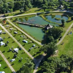Widok z lotu ptaka na **diabla góra camping** z namiotami, kamperami i jeziorem.