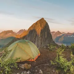 Namiot na tle gór i fiordu. Idealne miejsce w Norwegii, gdzie warto pojechać na dziki nocleg.