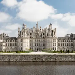 Majestatyczny zamek Chambord, perła krajobrazu Loary, wznosi się nad spokojną wodą.