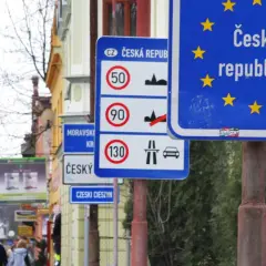 Znaki drogowe Czechy: granica państwa, ograniczenia prędkości (50, 90, 130 km/h) i strefa zakazu zatrzymywania się.