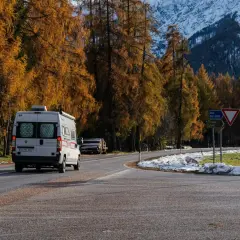 Kamper na drodze w Chorwacji, jesienią. Kierowca musi pamiętać o opłatach drogowych Chorwacja powyżej 3,5 tony.