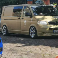 Złoty bus, przerobiony na kampera, z naklejką palmy. Czekam na przepisy, by ruszyć w podróż!