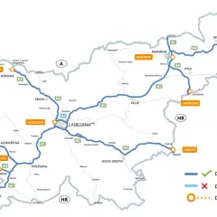 Mapa Słowenii z zaznaczonymi drogami płatnymi (niebieskie linie) i bezpłatnymi (jasnoniebieskie linie). Widać autostrady A1, A2, A3, A4, A5, H3, H4, H5, H6, H7. Kluczowe miasta to Lublana, Maribor, Celje, Koper. Oznaczenia DarsGo serwis. Ograniczenia p...