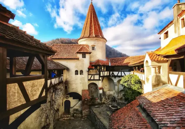 Zamek Bran, znany jako "Zamek Draculi", to jedna z głównych atrakcji w Rumunii. Jego średniowieczna architektura i tajemnicza historia przyciągają turystów.