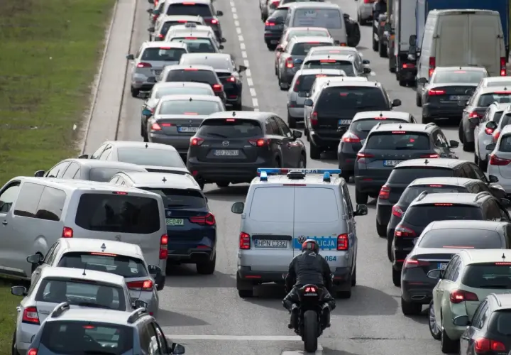 Korki na drodze ekspresowej. Policja pilnuje porządku, czy można cofać na drodze ekspresowej? Kierowcy stoją w długim sznurze aut.