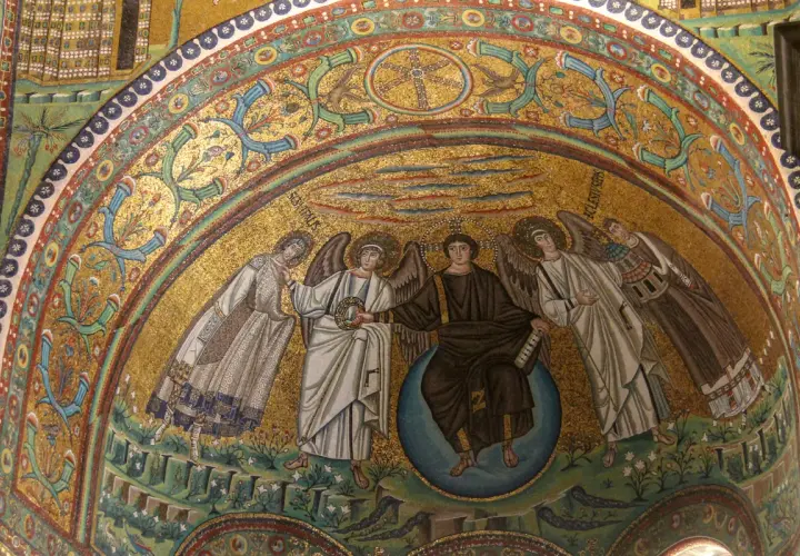 Złote, bizantyjskie mozaiki z Rawenny: Chrystus w centrum, otoczony przez aniołów i świętych, symbolizujący wieczność.