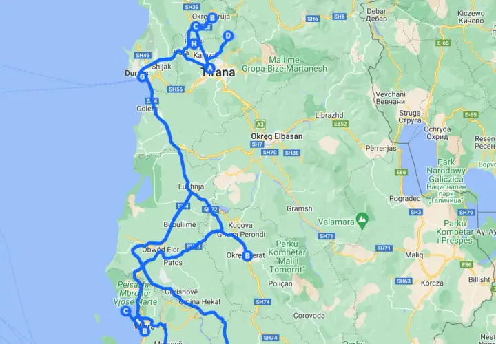 Trasa kamperem po Albanii: Durrës, Tirana, Elbasan, Berat, Pogradec. Widok mapy z zaznaczoną trasą podróży.
