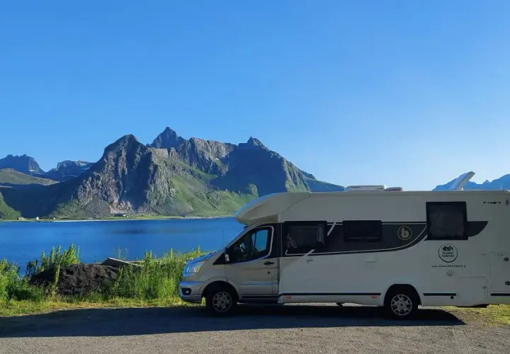 Kamper na tle gór i jeziora, idealne miejsce na wakacje w Norwegii latem.