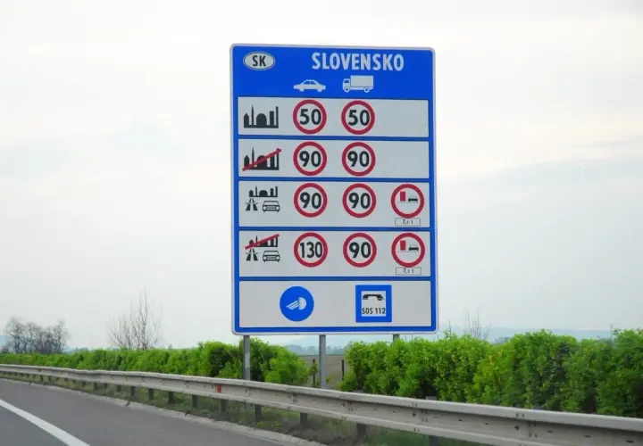 Słowacja znaki drogowe: ograniczenia prędkości dla samochodów i ciężarówek, w tym 50, 90, 130 km/h.