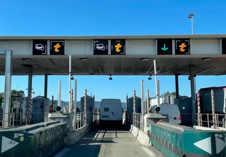 Francuskie winiety na autostradzie. Znaki informują o pasach do płatności, ograniczeniu prędkości do 30 km/h i kierunku jazdy.
