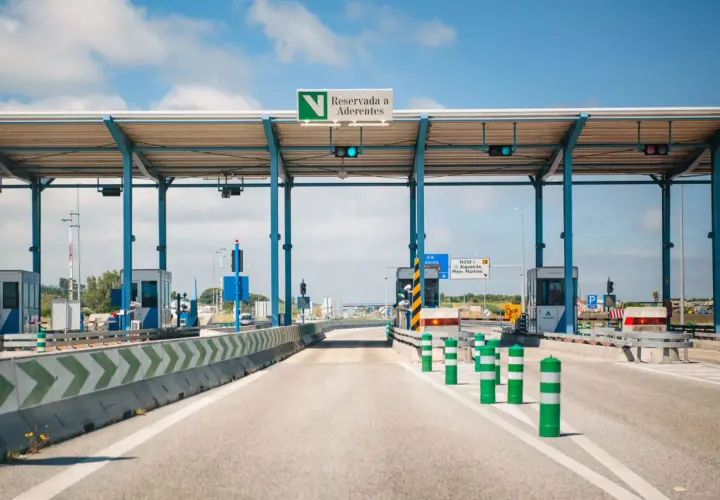 Brama poboru opłat na portugalskich autostradach. Zielone światła wskazują wolną drogę.