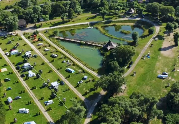 Widok z lotu ptaka na **diabla góra camping** z namiotami, kamperami i jeziorem.