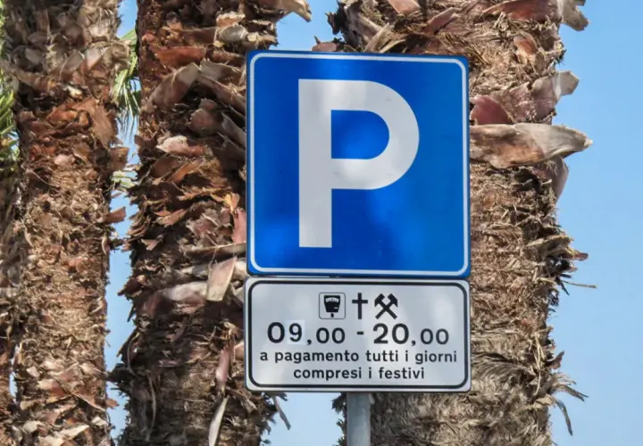 Znaki drogowe we Włoszech: niebieski znak "P" z informacją o płatnym parkingu od 9:00 do 20:00, codziennie, w tym święta.