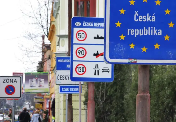 Znaki drogowe Czechy: granica państwa, ograniczenia prędkości (50, 90, 130 km/h) i strefa zakazu zatrzymywania się.