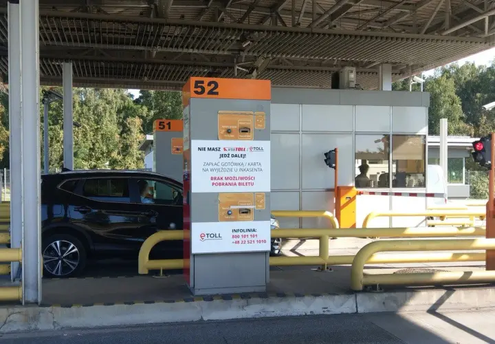 Na bramkach ViaTOLL, gdzie płaci się za przejazd, czarny SUV czeka na opłatę. Brak możliwości pobrania biletu.