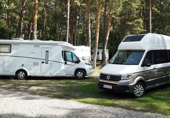 Dwa kampery na kempingu. Zastanawiasz się, jakie prawo jazdy na kampera jest potrzebne, by wyruszyć w podróż?