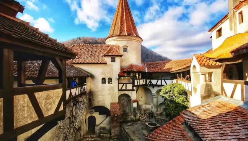 Zamek Bran, znany jako "Zamek Draculi", to jedna z głównych atrakcji w Rumunii. Jego średniowieczna architektura i tajemnicza historia przyciągają turystów.