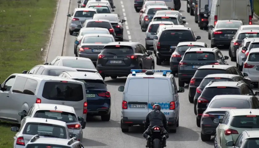 Korki na drodze ekspresowej. Policja pilnuje porządku, czy można cofać na drodze ekspresowej? Kierowcy stoją w długim sznurze aut.