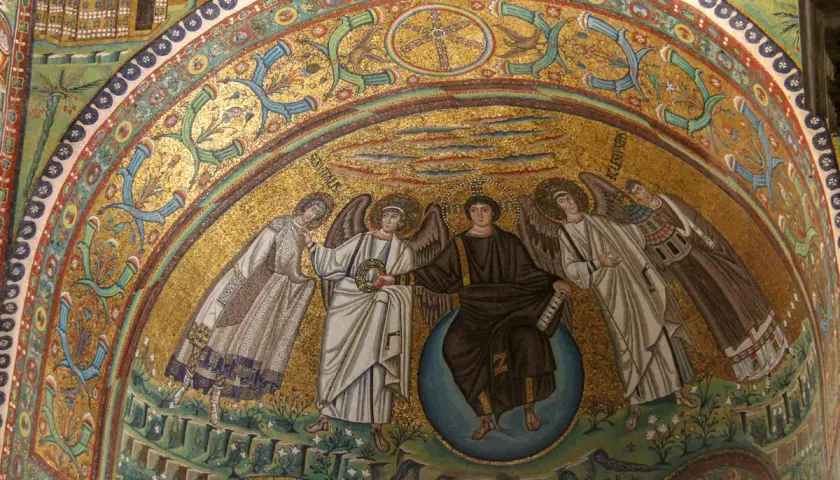 Złote, bizantyjskie mozaiki z Rawenny: Chrystus w centrum, otoczony przez aniołów i świętych, symbolizujący wieczność.