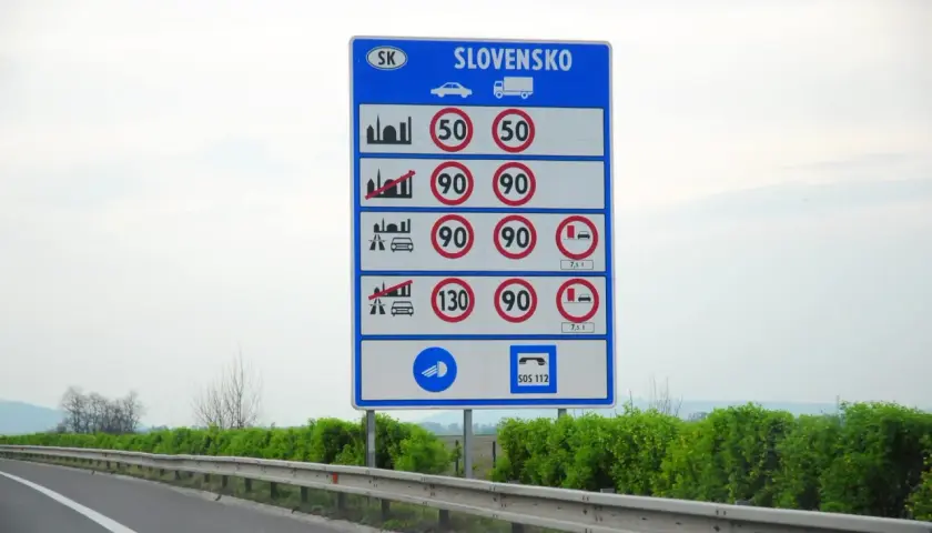 Słowacja znaki drogowe: ograniczenia prędkości dla samochodów i ciężarówek, w tym 50, 90, 130 km/h.