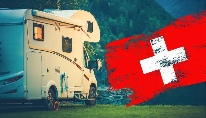 Kamper na tle gór i szwajcarskiej flagi. Dowiedz się o szwajcaria zasady wjazdu, planując podróż.