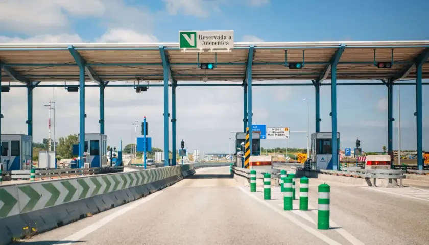 Brama poboru opłat na portugalskich autostradach. Zielone światła wskazują wolną drogę.