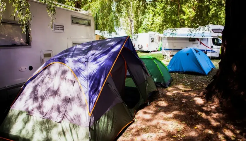 Namioty i kampery na kempingu, idealne na wakacje. Kołobrzeg- parking blisko morza, gdzie można rozbić obóz.