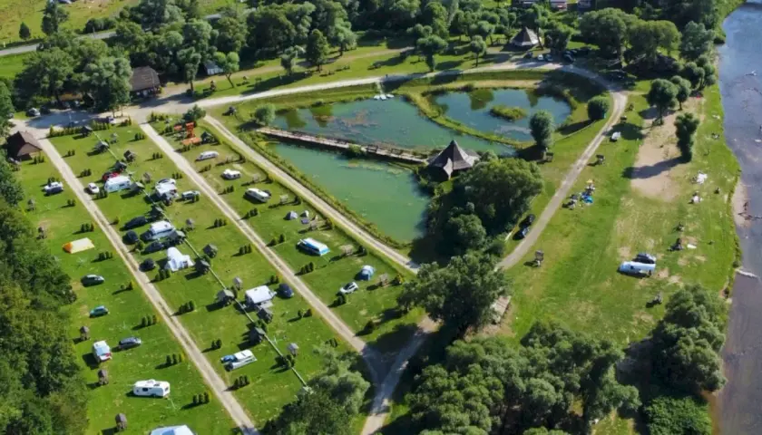 Widok z lotu ptaka na **diabla góra camping** z namiotami, kamperami i jeziorem.
