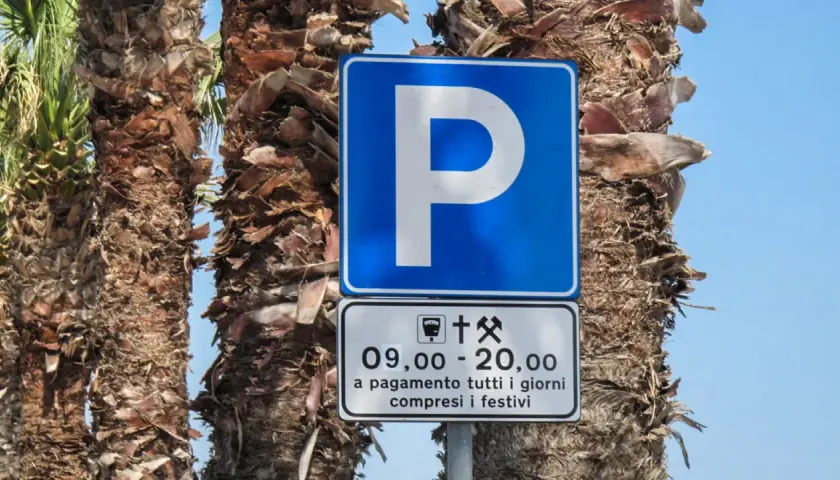 Znaki drogowe we Włoszech: niebieski znak "P" z informacją o płatnym parkingu od 9:00 do 20:00, codziennie, w tym święta.
