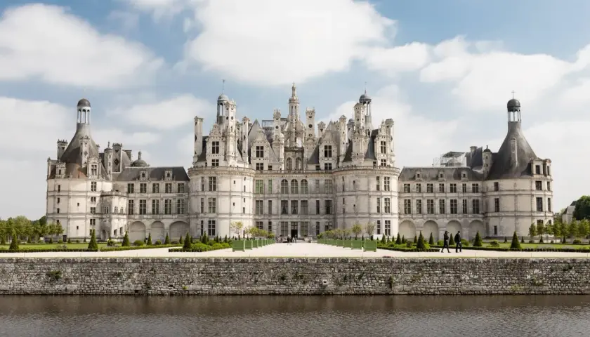 Majestatyczny zamek Chambord, perła krajobrazu Loary, wznosi się nad spokojną wodą.