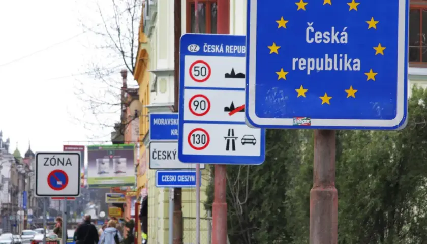 Znaki drogowe Czechy: granica państwa, ograniczenia prędkości (50, 90, 130 km/h) i strefa zakazu zatrzymywania się.