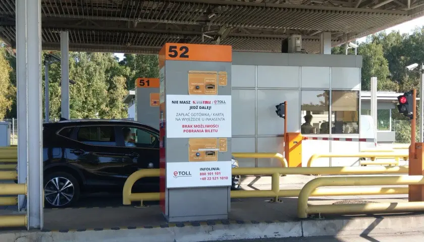Na bramkach ViaTOLL, gdzie płaci się za przejazd, czarny SUV czeka na opłatę. Brak możliwości pobrania biletu.