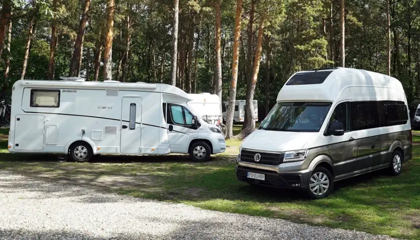 Dwa kampery na kempingu. Zastanawiasz się, jakie prawo jazdy na kampera jest potrzebne, by wyruszyć w podróż?