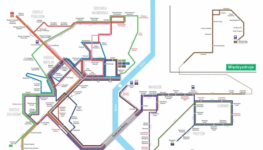 Mapa komunikacji autobusowej Świnoujścia. Trasy łączą osiedla, centrum, dworzec PKP i Międzyzdroje, pokazując najkrótszą drogę ze Szczecina nad morze.