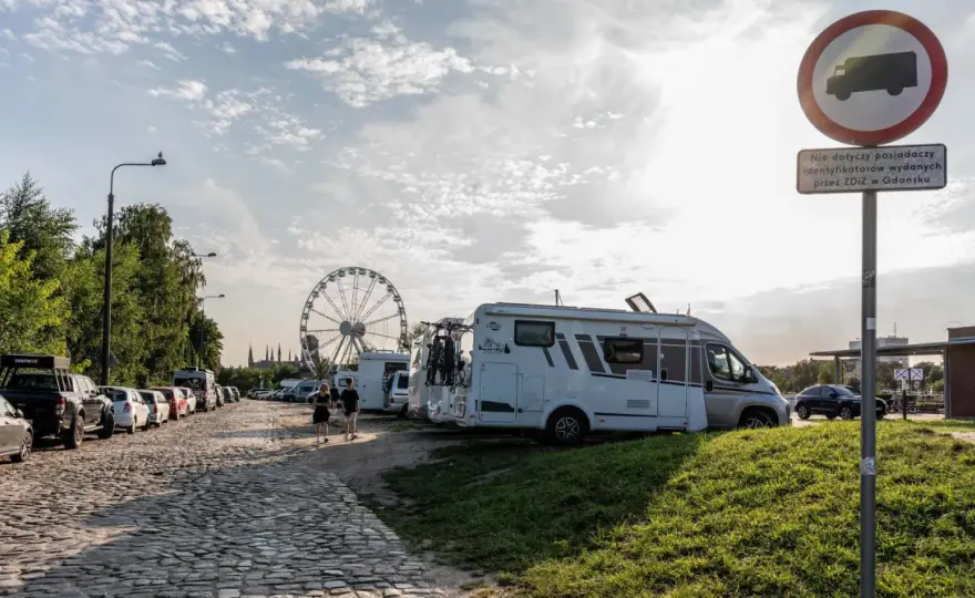 Darmowy parking w Łebie? Zasady dla auta i kampera