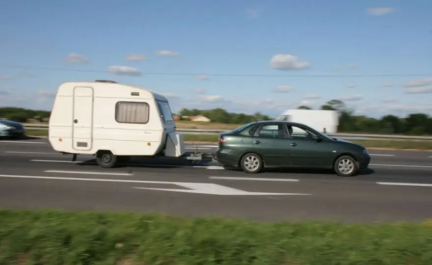 DMC zestawu kamper i przyczepa - jak obliczyć i dobrać prawo jazdy