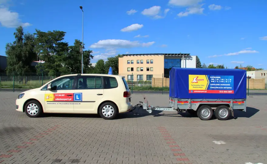 Prawo jazdy na przyczepę - B, kod 96 czy B+E?