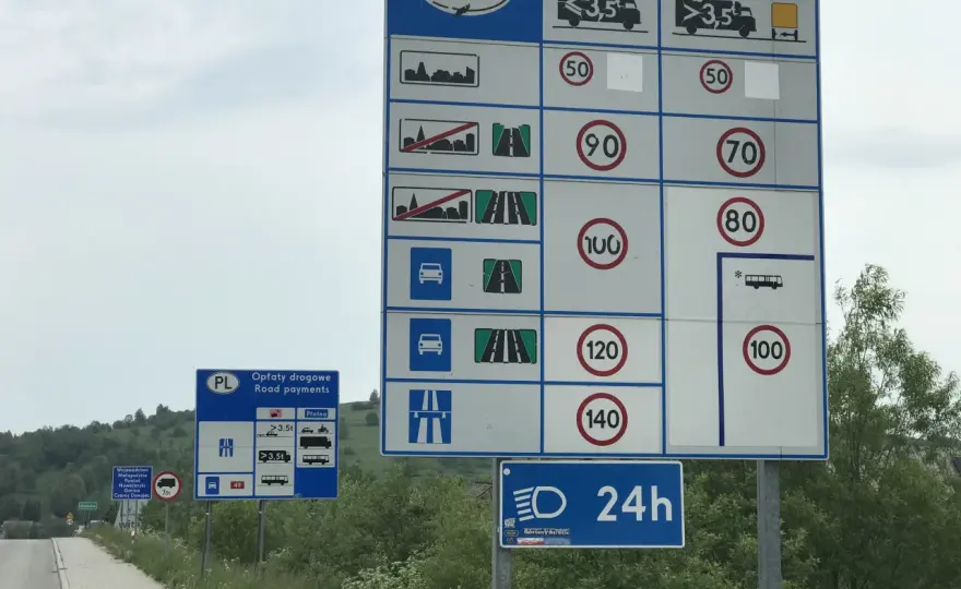 Prędkość na drodze dwujezdniowej kamperem - limity i e-TOLL