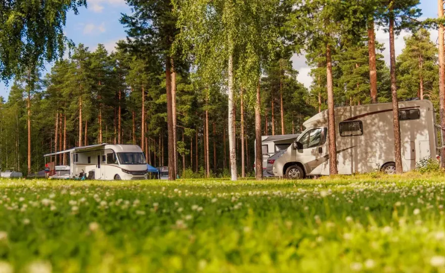 Naturystyczny wypoczynek kamperem w Polsce - jak zaplanować?