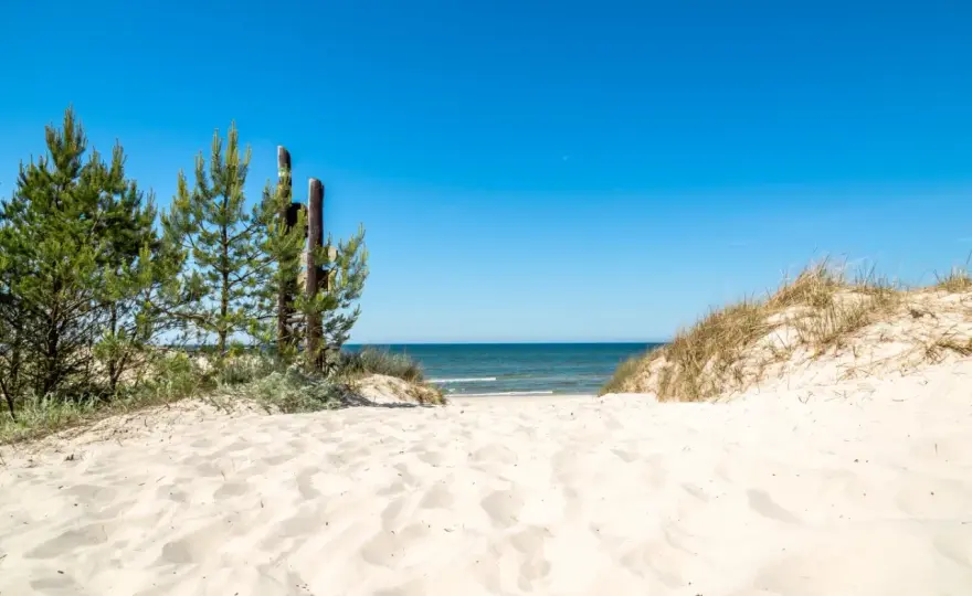 Dzikie plaże nad Bałtykiem kamperem - gdzie szukać ciszy?