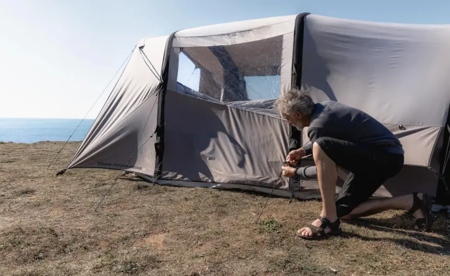Jak rozłożyć namiot, żeby nie przemókł i był stabilny?